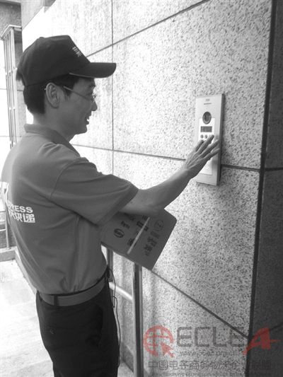 天天快遞常務(wù)副總裁陳向陽在按樓道門禁，咦,！為什么開不開,？攝影魏奮.jpg