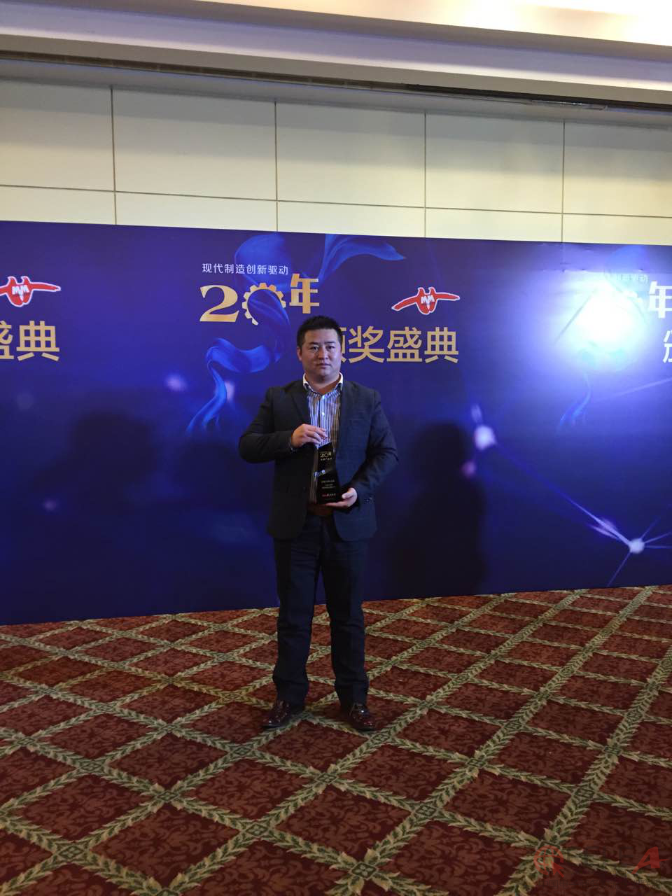 史必諾Speedlog榮獲現(xiàn)代制造創(chuàng)新驅(qū)動20周年“傳奇人物與經(jīng)典產(chǎn)品”兩大殊榮.jpg