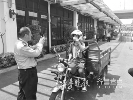 　5月11日,一名快遞小哥在進行科目三考試?！　”緢笥浾邚?zhí)﹣頂z.jpg